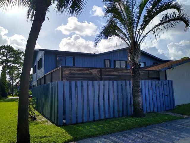 4703 Holly Lake Dr, Lake Worth, FL 33463