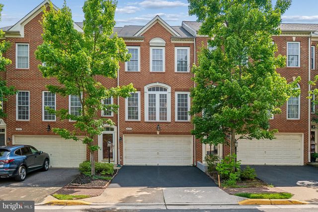 8082 Samuel Wallis St, Lorton, VA 22079