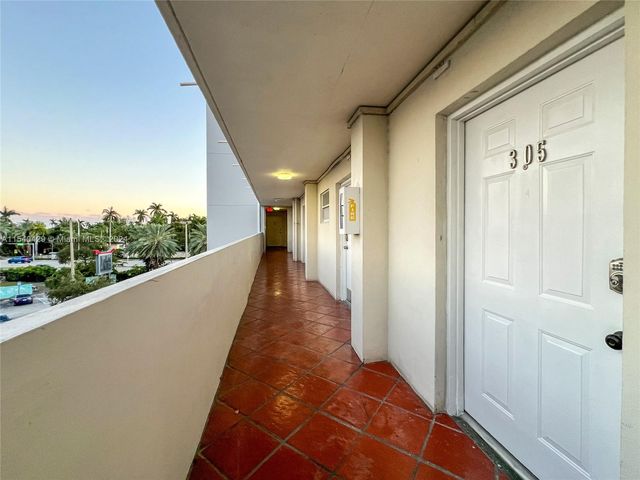 7904 West Dr #305, North Bay Village, FL 33141