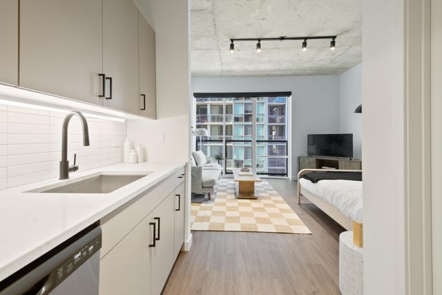 751 N  Hudson Ave #H-418, Chicago, IL 60654