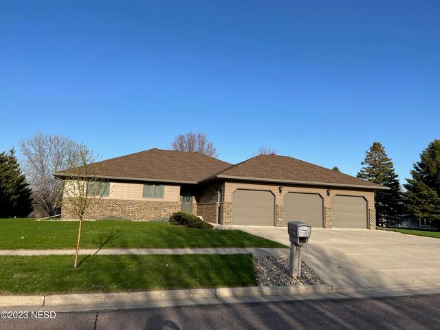 1112 44th St NW, Watertown, SD 57201