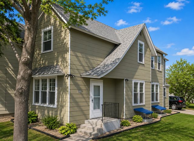 911 E  River Pkwy, Minneapolis, MN 55414
