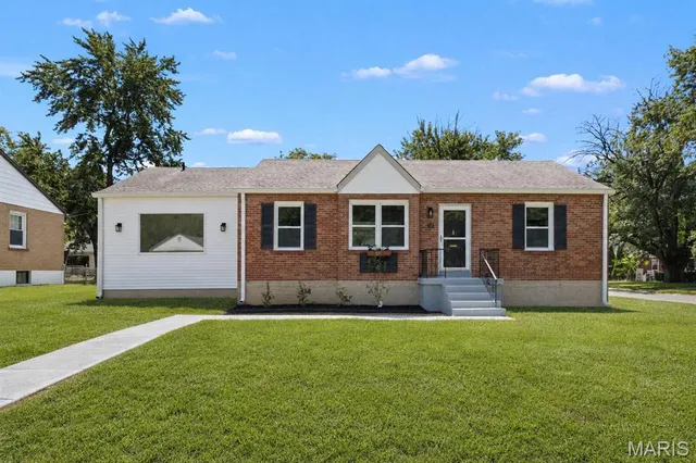17 Saint Martha Ct, Florissant, MO 63031