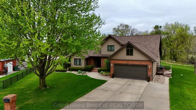 2618 Chisholm Trail Cir, Grand Island, NE 68801