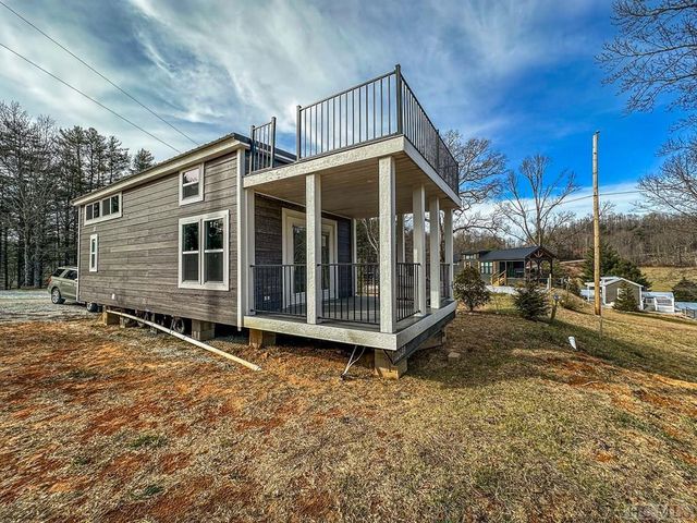 65 Mountain Breeze Rdg, Scaly Mountain, NC 28775