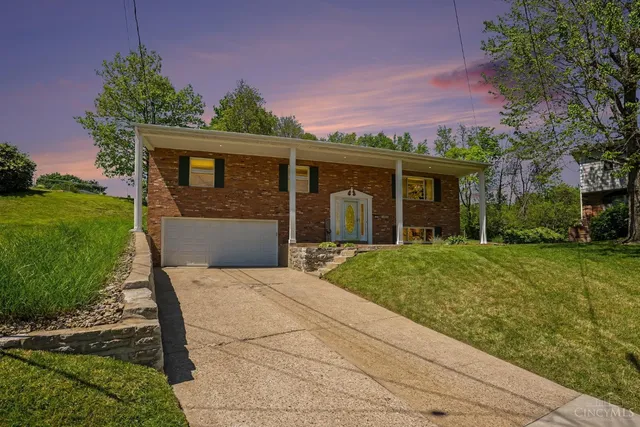 3694 Oakmeadow Ln, Cincinnati, OH 45247