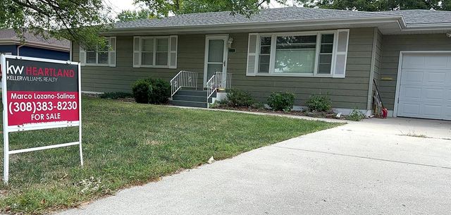 922 Pleasant View Dr, Grand Island, NE 68801
