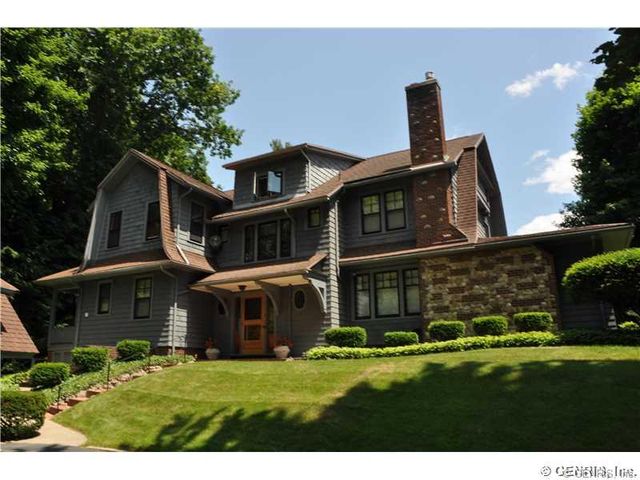 8 Highland Hgts Dr, Rochester, NY 14618