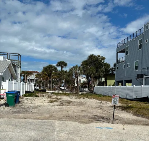 104 1st St N #11, Bradenton Beach, FL 34217