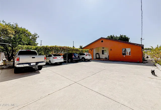 10416 Cantara St, Sun Valley, CA 91352