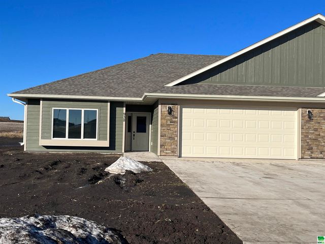 938 11th St SE, Sioux Center, IA 51250