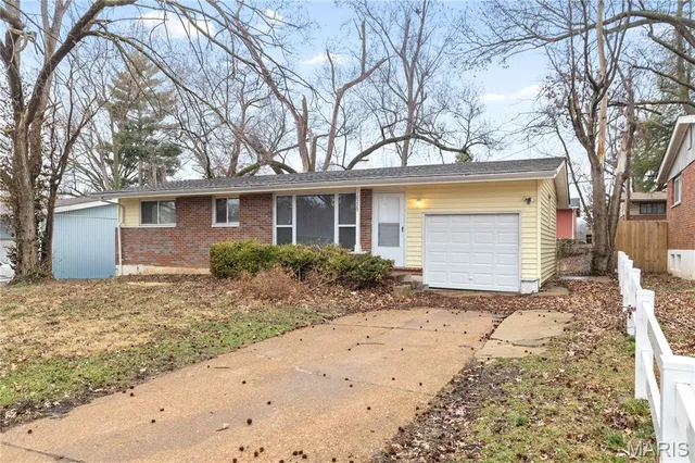 10229 Edgefield Dr, Saint Louis, MO 63136