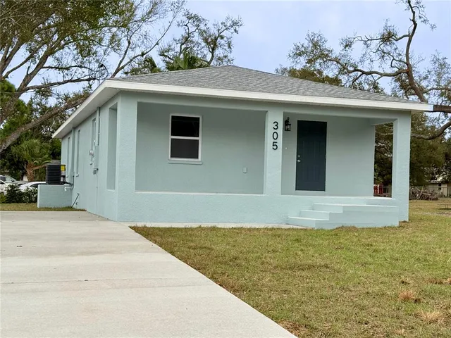 305 19th St E, Bradenton, FL 34208