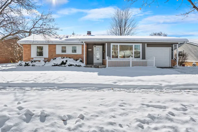241 Pleasant Dr, Elk Grove Village, IL 60007