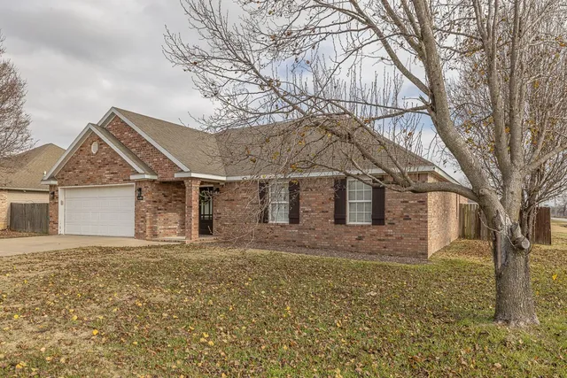 570 Bonanza St, Centerton, AR 72719