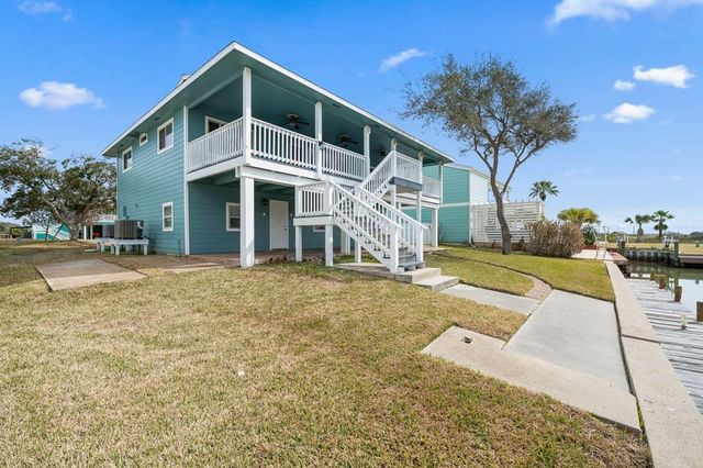 18 Front St, Rockport, TX 78382