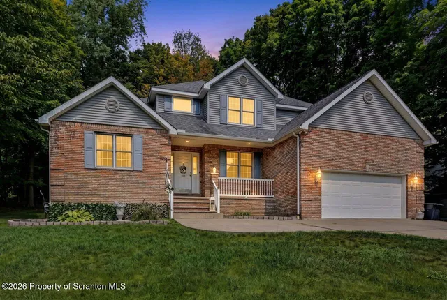 106 Nikelle Ln, Clarks Summit, PA 18411