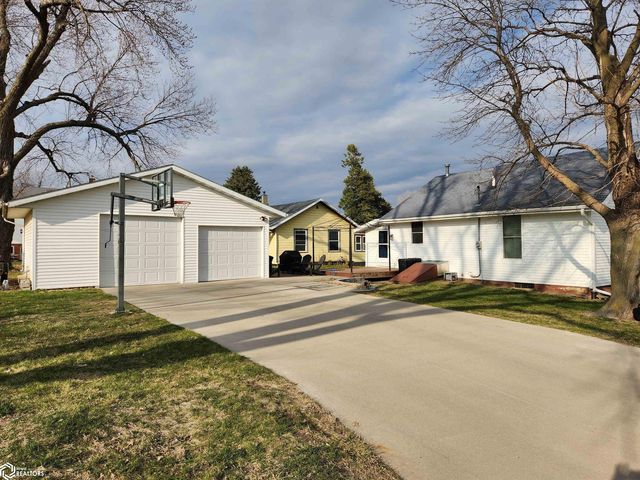 201 C St, Toledo, IA 52342