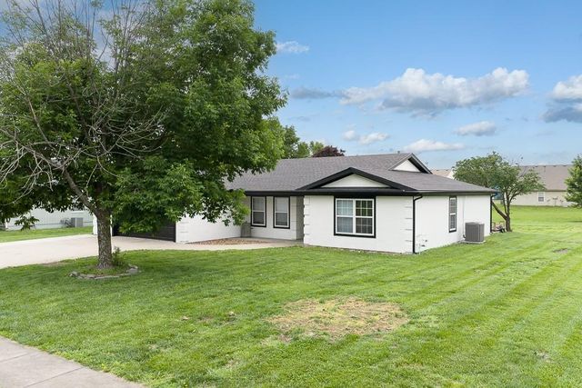614 Myers Dr, Tonganoxie, KS 66086