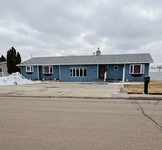 621 W  Laurel Ave, Plentywood, MT 59254