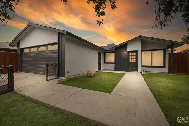 1040 Iris St, Wasco, CA 93280