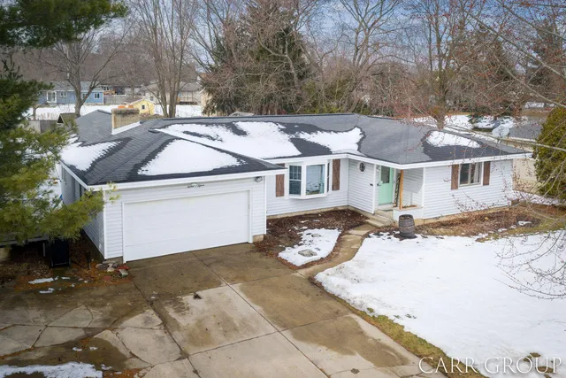 1215 Sycamore Dr, Jenison, MI 49428