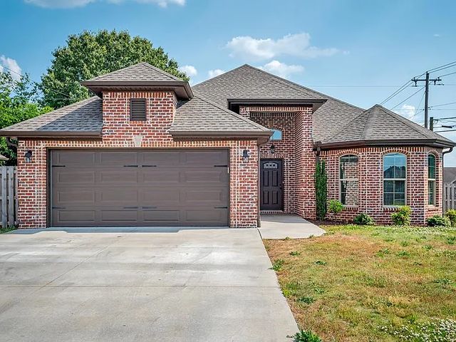 100 Kamarie Ln, Muscle Shoals, AL 35661