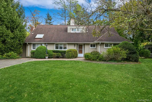 16 Ridge Drive E, Roslyn, NY 11576