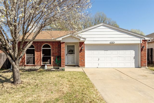 523 Hollyberry Dr, Mansfield, TX 76063