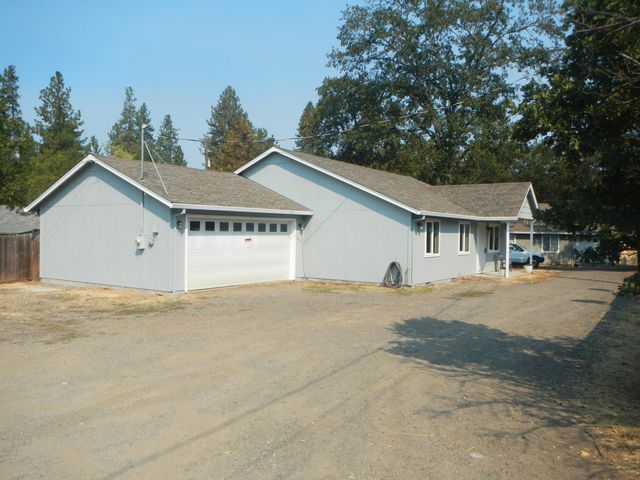 82 Maple St, Shady Cove, OR 97539
