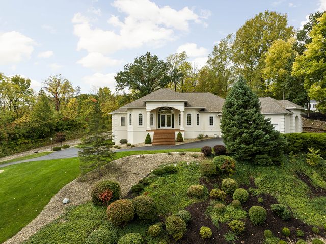 9025 Summer Estate Dr, Indianapolis, IN 46256