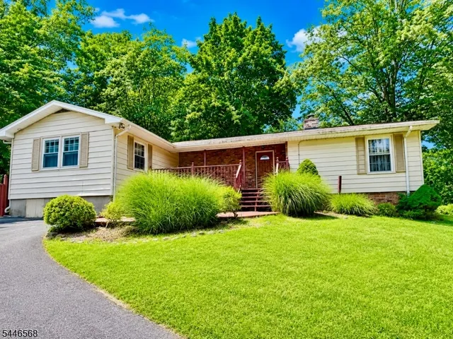 18 Summit Rd, Sparta, NJ 07871