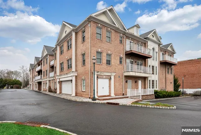 2310 Rio Vista Dr #2310, Mahwah, NJ 07430