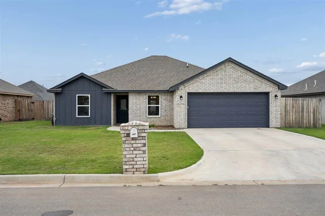 205 NW Sandstone Ave, Cache, OK 73527