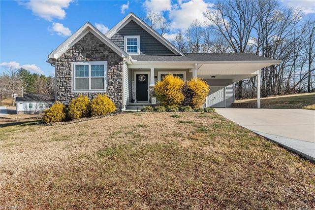 122 Meadow Stone Ln, Mount Airy, NC 27030