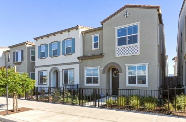 1131 Julia Cir, Hollister, CA 95023