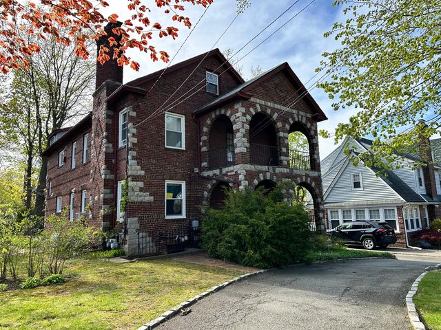 18 Spruce St #1, Great Neck, NY 11021