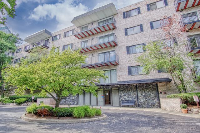 1S150 Spring Rd #4C, Oakbrook Terrace, IL 60181