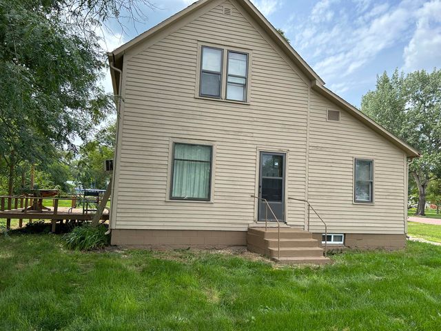 305 N  10th Ave, Woonsocket, SD 57385