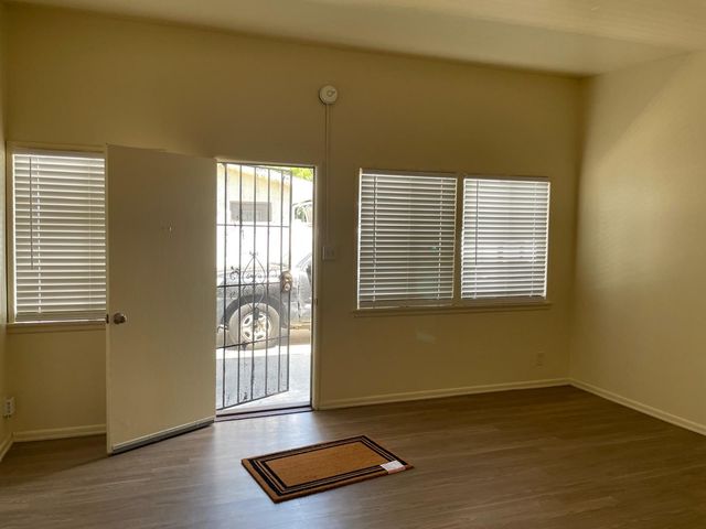 5439 Troost Ave, North Hollywood, CA 91601