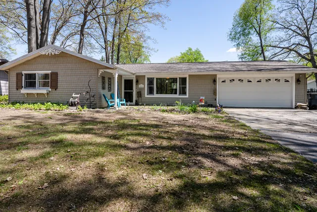 5021 Weatherford Dr, Coloma, MI 49038