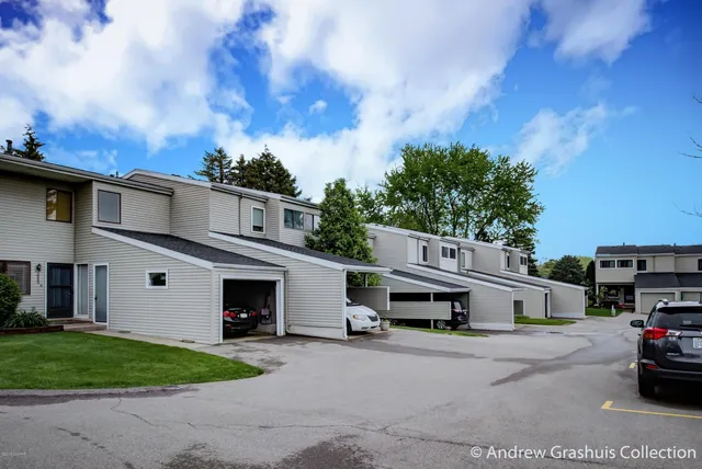 2984 Chapshire Dr SE, Grand Rapids, MI 49546