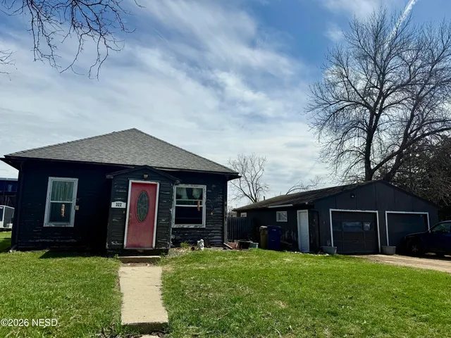 322 9th St NE, Watertown, SD 57201