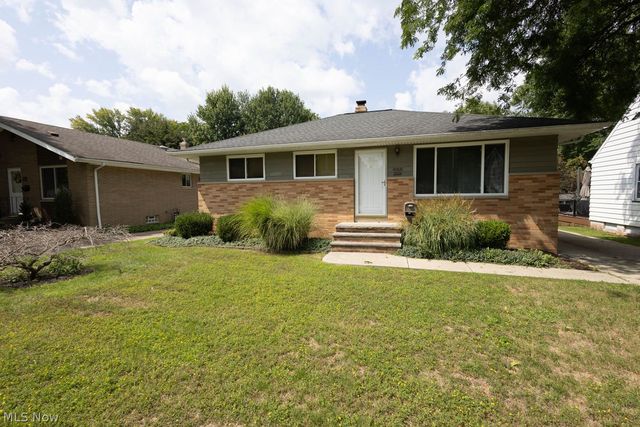 4068 W  219th St, Fairview Park, OH 44126