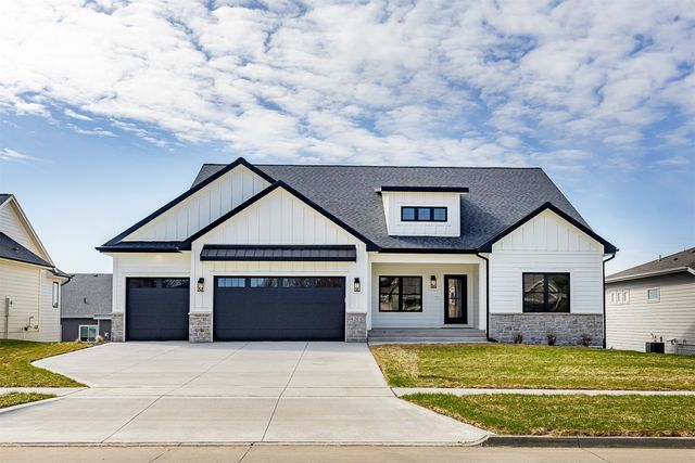 6204 Aspen Dr, West Des Moines, IA 50266