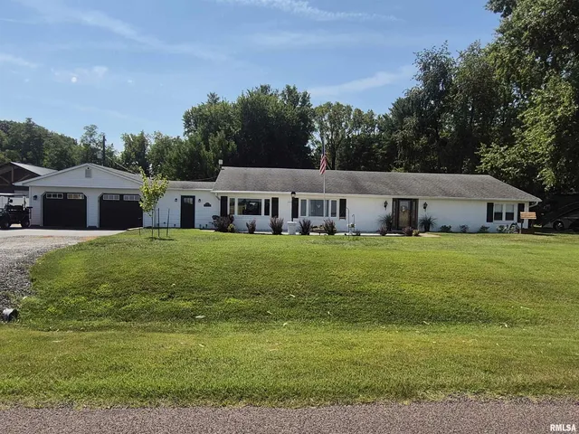 2105 New Lake Rd, Jacksonville, IL 62650