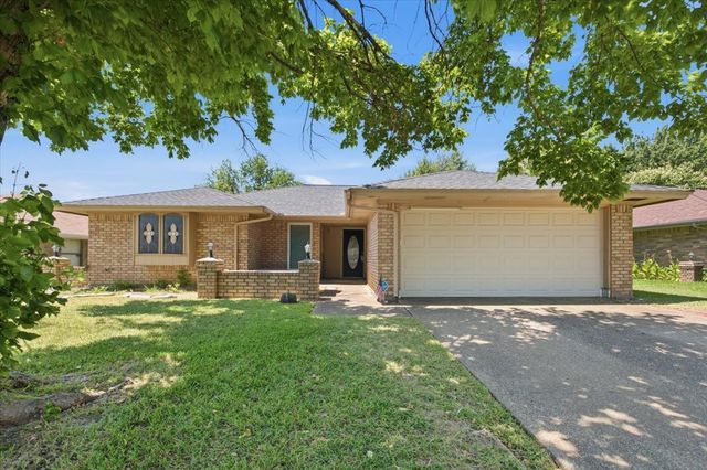 200 Almond Ln, Euless, TX 76039