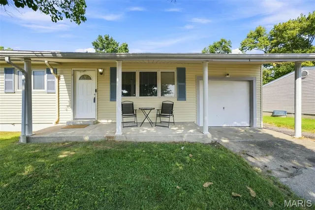 3319 Royal Domain Dr, Saint Charles, MO 63301