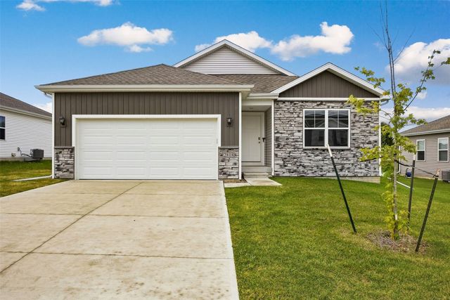 2818 Mary Dr, Hiawatha, IA 52233