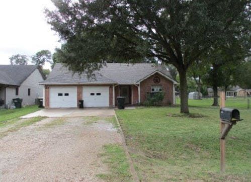 604 NW Front St, Sealy, TX 77474
